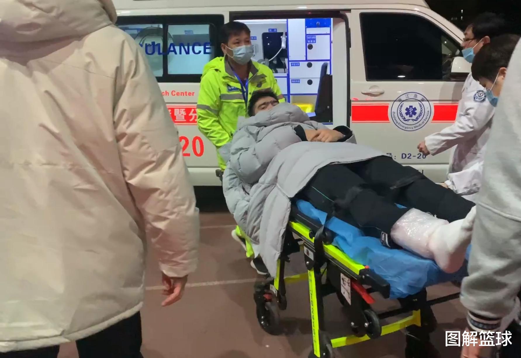 CBA球员为救裁判被五米长广告牌砸伤，随后被担架抬上救护车(4)