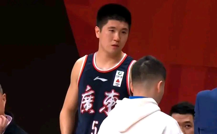 广东VS吉林，刚过后21岁生日的徐杰为何没有出现在比赛中？(3)