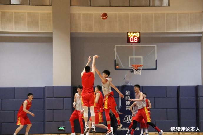 致敬！深圳23岁国手赶赴男篮集训，新赛季场均15+5+4(2)
