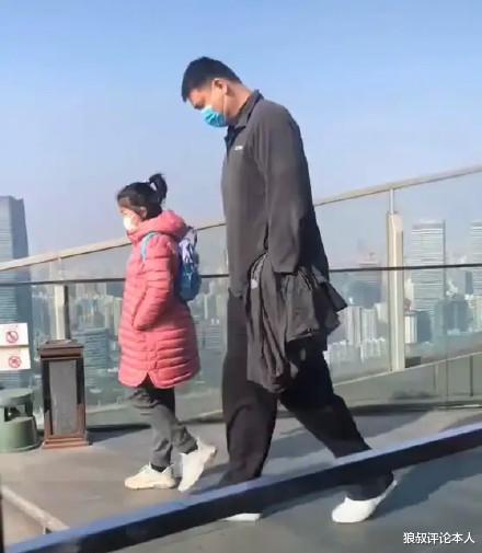 姚明携带10岁女儿现身上海，身高快超成年人，国籍曾引发质疑(1)