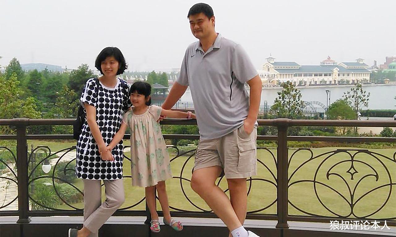 姚明携带10岁女儿现身上海，身高快超成年人，国籍曾引发质疑(6)