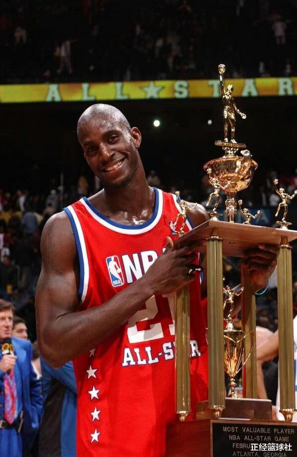 NBA史上最大全明星MVP奖杯！本为乔丹量身定做，却被科比搅局，花落加内特之手！(2)