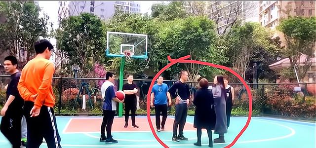 四川业主周末在小区打篮球，却被女子怒斥：声音再大就把球场锁了(2)
