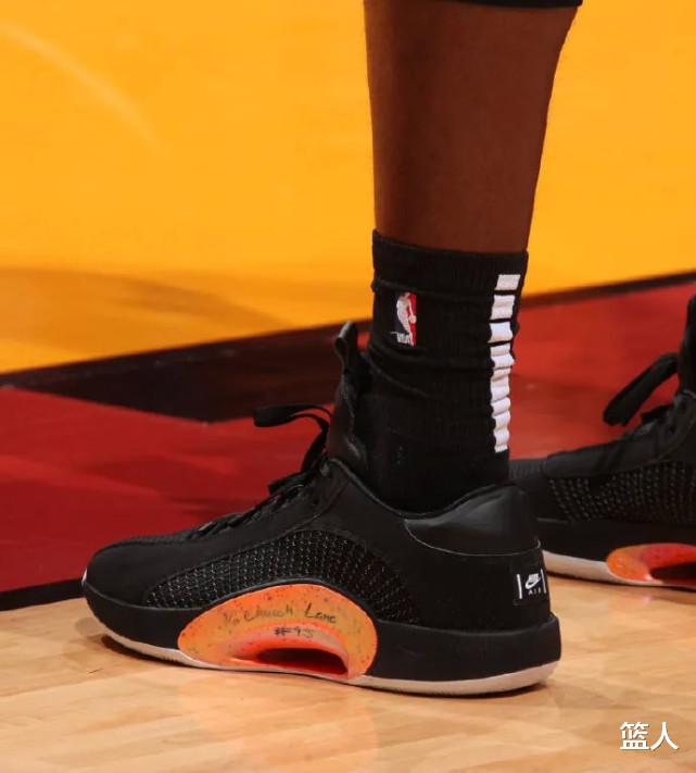 NBA球员上脚：CJ复出穿第一代签名鞋，场边球迷三双狠货(4)