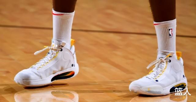 NBA球员上脚：CJ复出穿第一代签名鞋，场边球迷三双狠货(5)
