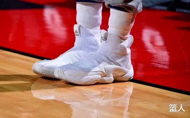 NBA球员上脚：CJ复出穿第一代签名鞋，场边球迷三双狠货(8)
