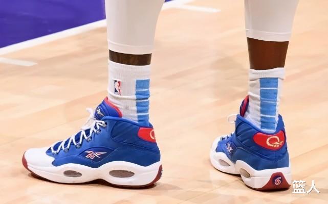 NBA球员上脚：CJ复出穿第一代签名鞋，场边球迷三双狠货(13)