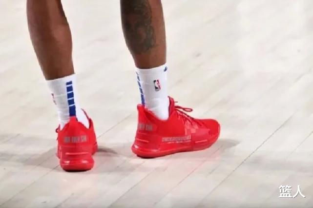 NBA球员上脚：CJ复出穿第一代签名鞋，场边球迷三双狠货(14)