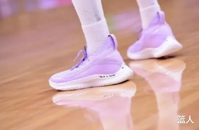 NBA球员上脚：CJ复出穿第一代签名鞋，场边球迷三双狠货(17)