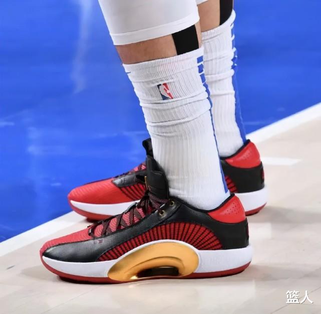 NBA球员上脚：CJ复出穿第一代签名鞋，场边球迷三双狠货(19)