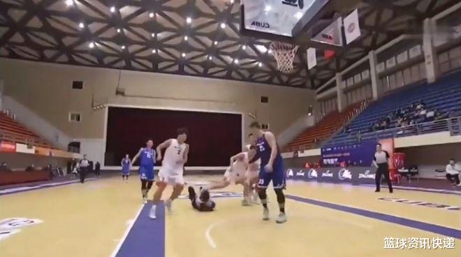 中国篮球暴力犯规，大学生球员撞倒对手后踩踏裆部，或被终身禁赛(2)