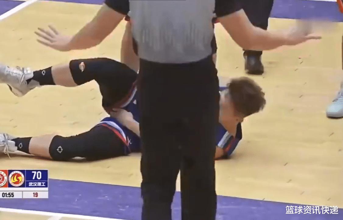 中国篮球暴力犯规，大学生球员撞倒对手后踩踏裆部，或被终身禁赛(3)