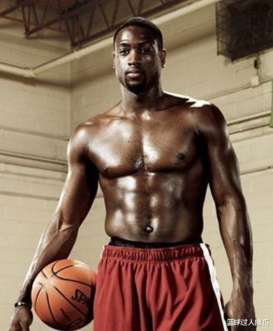 有一种肌肉叫做NBA球员的胸肌！詹姆斯如钢铁，马龙胸肌堪称完美(2)