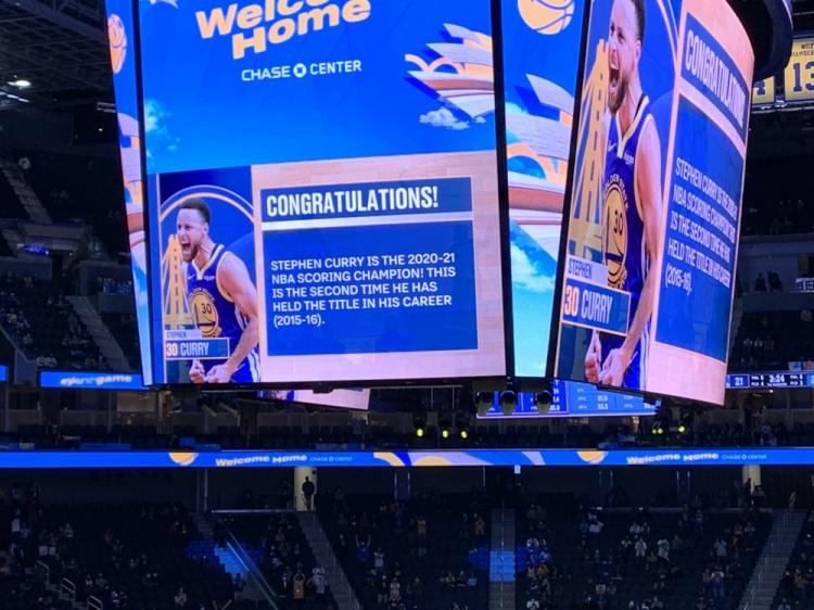 勇士主场大屏幕标语: 库里是2020-21赛季NBA得分王