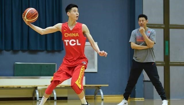 未来可期！中国男篮潜力新星联手李春江，带领上海队冲击季后赛(2)