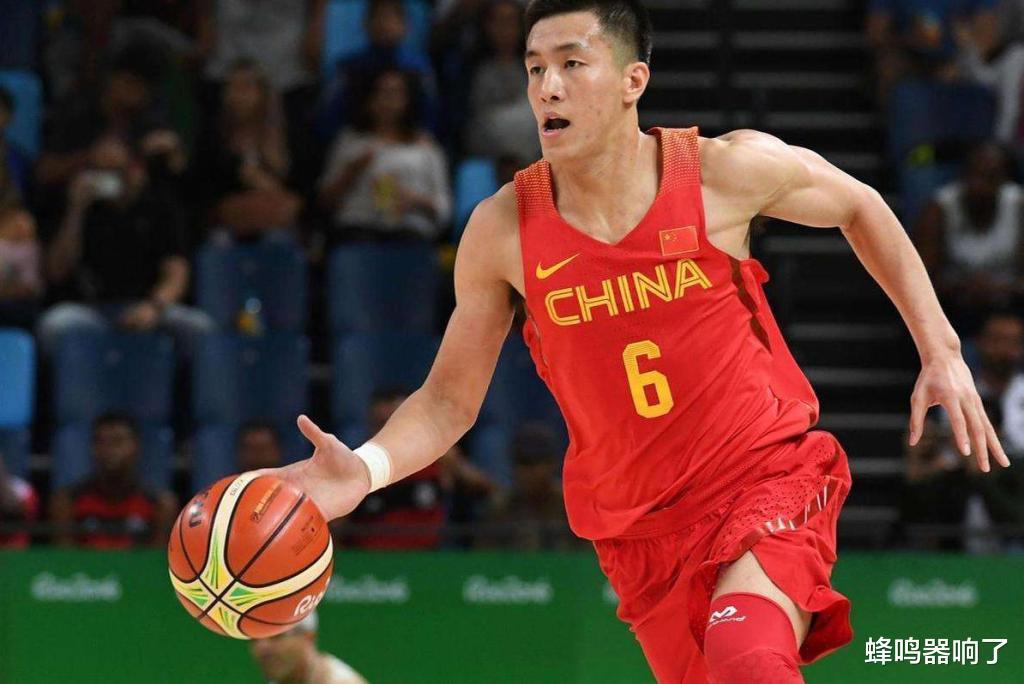 中国男篮提前放弃？基本上都是年轻球员，只有周琦独撑内线(1)