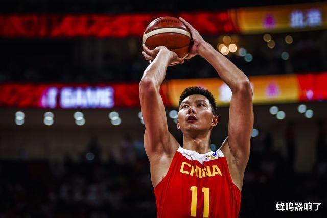 中国男篮提前放弃？基本上都是年轻球员，只有周琦独撑内线(4)