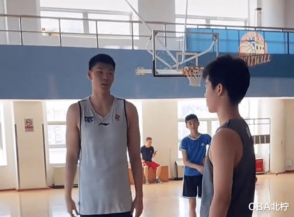 CBA三消息：男篮开始热身，范子铭教小球员打球，中国队首发出炉(2)