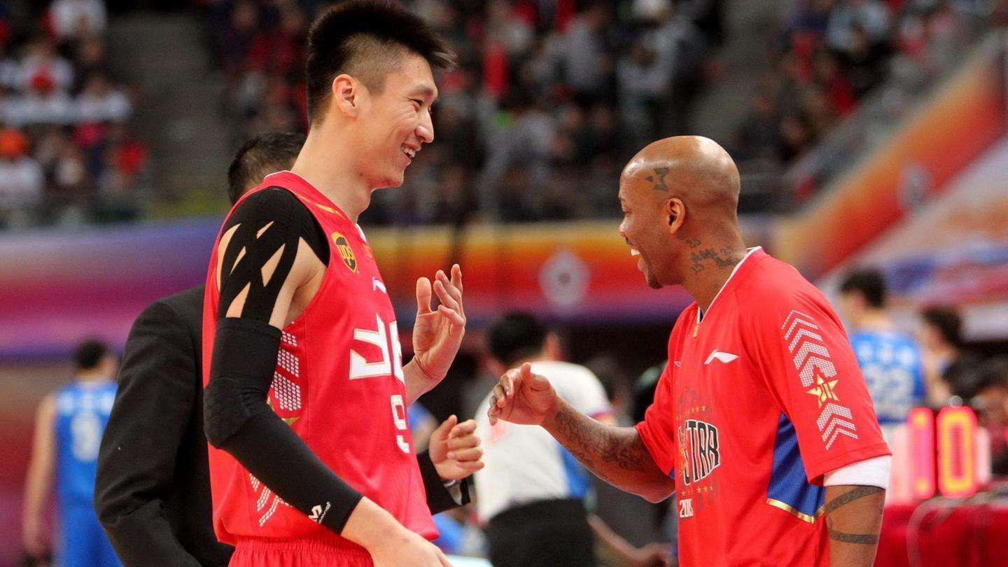 中国篮球历史上争议颇多的球员，抱得美人归的人生赢家