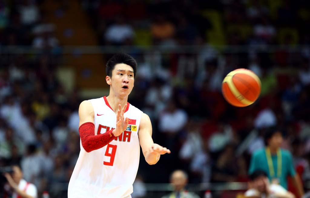 中国篮球历史上争议颇多的球员，抱得美人归的人生赢家(5)