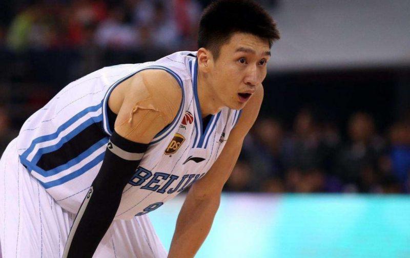 中国篮球历史上争议颇多的球员，抱得美人归的人生赢家(9)
