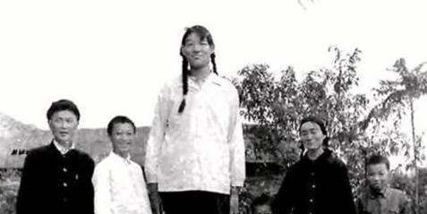 中国第一女巨人：14岁身高超姚明，18岁猝死，遗体至今保存未火化(1)
