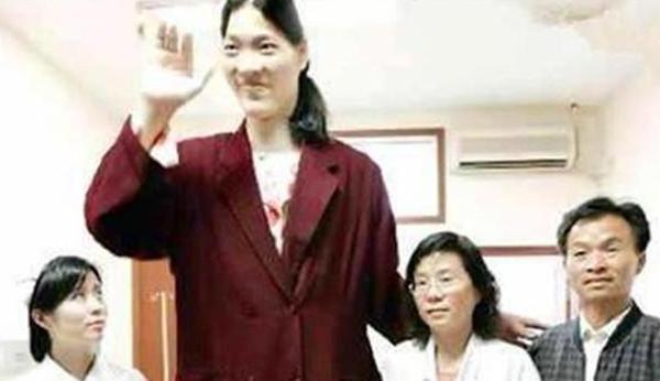中国第一女巨人：14岁身高超姚明，18岁猝死，遗体至今保存未火化(3)