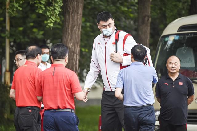 难掩失落！中国男子三人篮球一日遭遇两连败，姚明拒绝回应忙摆手(2)
