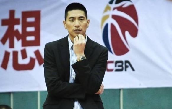 正式官宣！中国篮坛争议主帅下课 CBA老牌球队又换教练