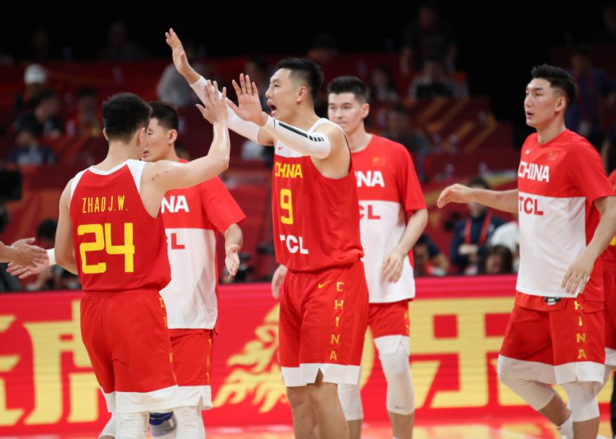 在中国男篮与希腊的对决中，沈梓捷的表现挺好，身体条件真是出色(5)