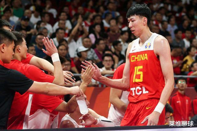 2年前的今天！中国男篮32秒犯下4个错误输波兰，周琦李楠垂头丧气(2)