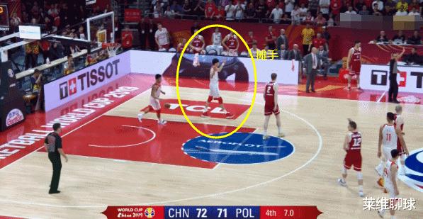2年前的今天！中国男篮32秒犯下4个错误输波兰，周琦李楠垂头丧气(4)