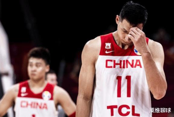 2年前的今天！中国男篮32秒犯下4个错误输波兰，周琦李楠垂头丧气(5)