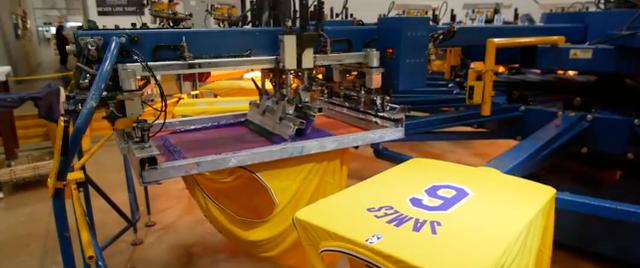 马上市售！詹皇6号战袍已从工厂下线 机械臂操作球衣印刷全过程(3)