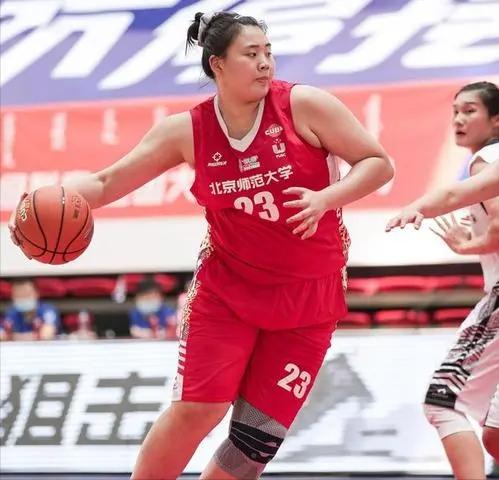 中国女篮的未来，单场39分15板！20岁+名校，女版鲨鱼正式诞生了(5)