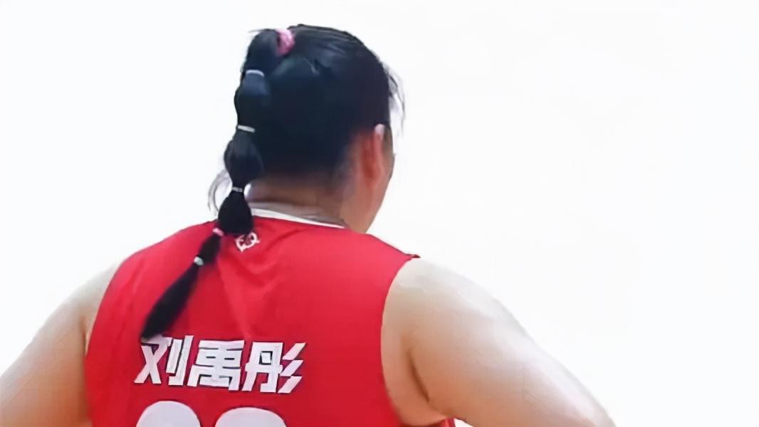 中国女篮的未来，单场39分15板！20岁+名校，女版鲨鱼正式诞生了(6)