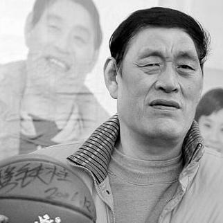 缅怀中国篮球英雄穆铁柱！曾单场80分并两胜美国队，59岁英年早逝