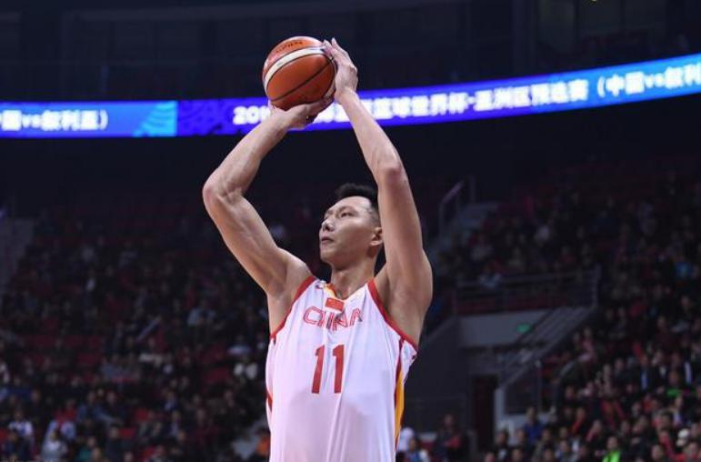 中国篮球运动员易建联，可谓是国人的骄傲，球技一流(1)