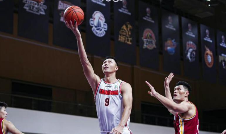 中国篮球运动员易建联，可谓是国人的骄傲，球技一流(3)