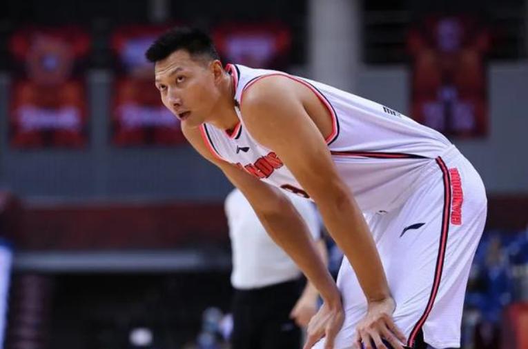 中国篮球运动员易建联，可谓是国人的骄傲，球技一流(4)