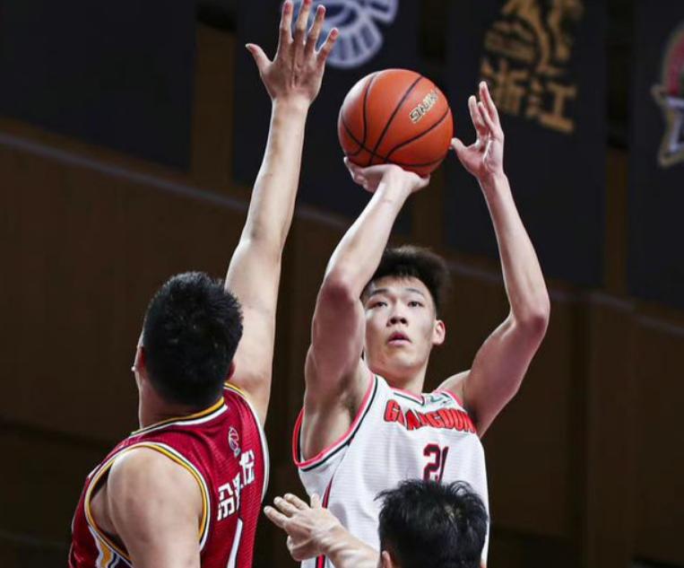 中国篮球运动员易建联，可谓是国人的骄傲，球技一流(5)