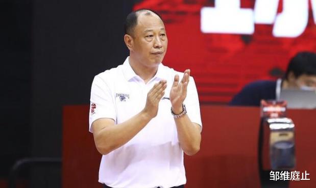 中国篮球三消息！朱世龙下课，5人缺席世预赛，周琦与大部队会合