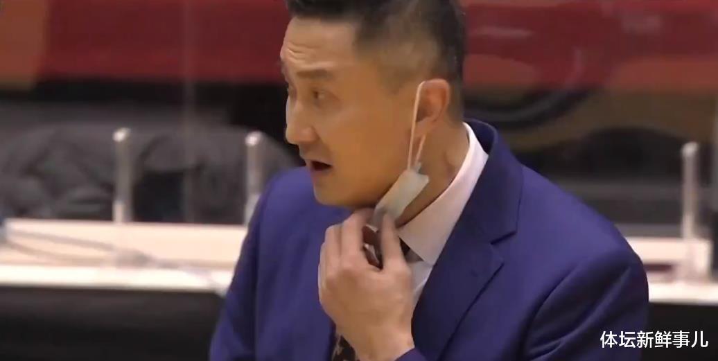 争议！中国男篮106-73日本，郭艾伦被扇耳光，周琦观赛，谁注意杜锋举动(2)