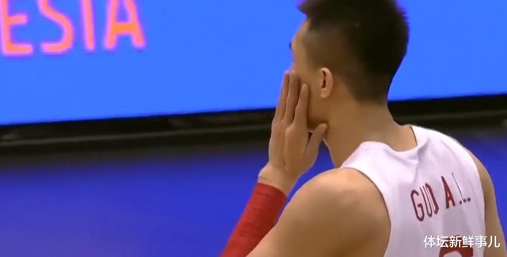 争议！中国男篮106-73日本，郭艾伦被扇耳光，周琦观赛，谁注意杜锋举动(4)