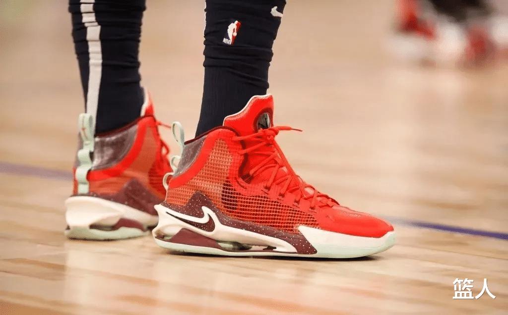 NBA球员上脚：库兹马穿春节配色球鞋，安踏李宁361度都有！
