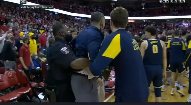 NCAA比赛爆发大规模冲突！前NBA球星朱万-霍华德拒绝与对手握手！