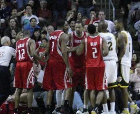 NCAA比赛爆发大规模冲突！前NBA球星朱万-霍华德拒绝与对手握手！(3)
