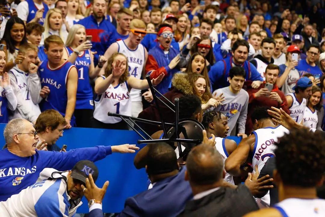 NCAA比赛爆发大规模冲突！前NBA球星朱万-霍华德拒绝与对手握手！(7)