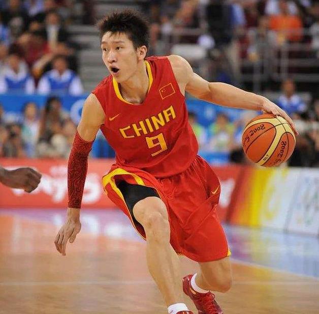 周琦评中国男篮最强阵容，刘玉栋阿联落选，球迷：能跟美国掰手腕