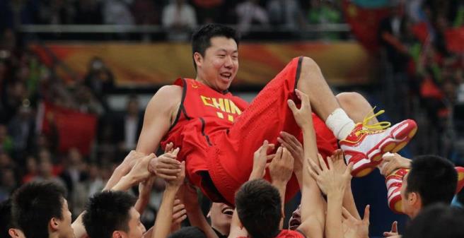 周琦评中国男篮最强阵容，刘玉栋阿联落选，球迷：能跟美国掰手腕(4)